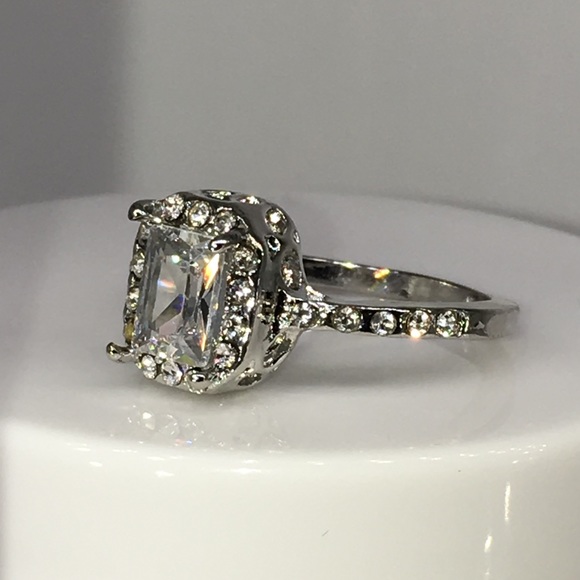🔴 5/$25 14k white gold plated halo ring diamond - Picture 6 of 8